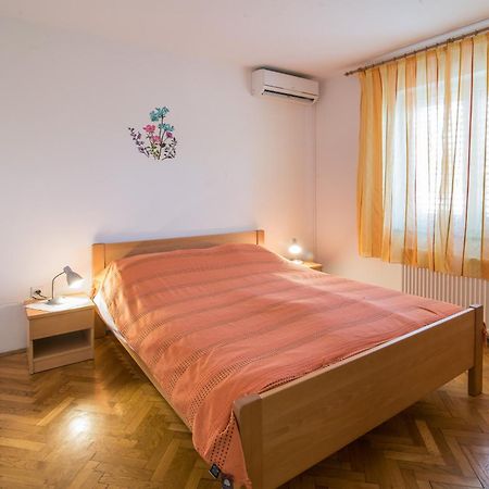Apartments Villa Ana Кърк Стая снимка