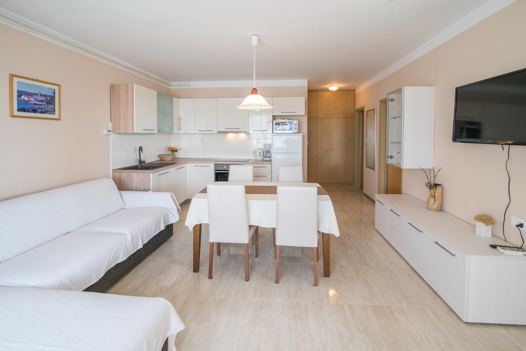 Apartments Villa Ana Кърк Екстериор снимка