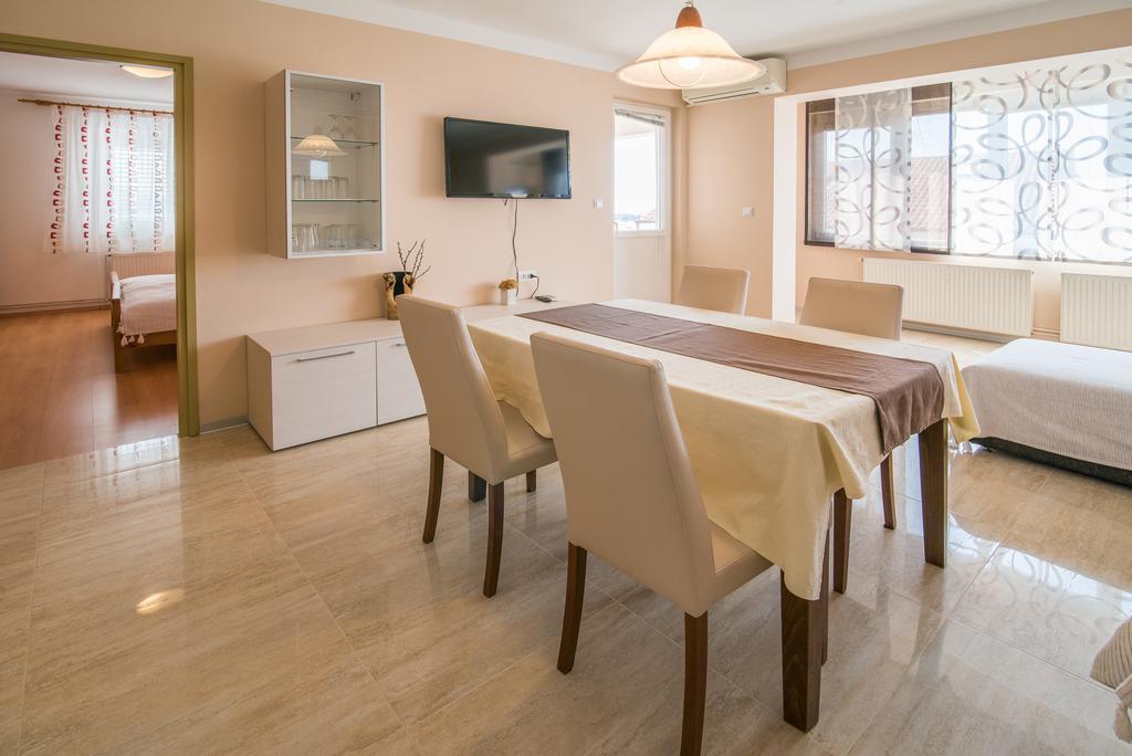 Apartments Villa Ana Кърк Екстериор снимка