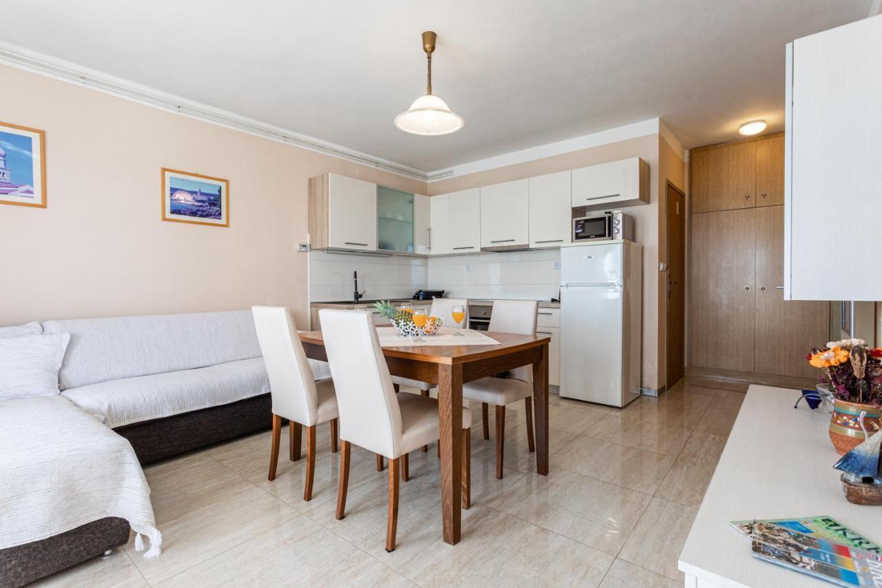 Apartments Villa Ana Кърк Екстериор снимка