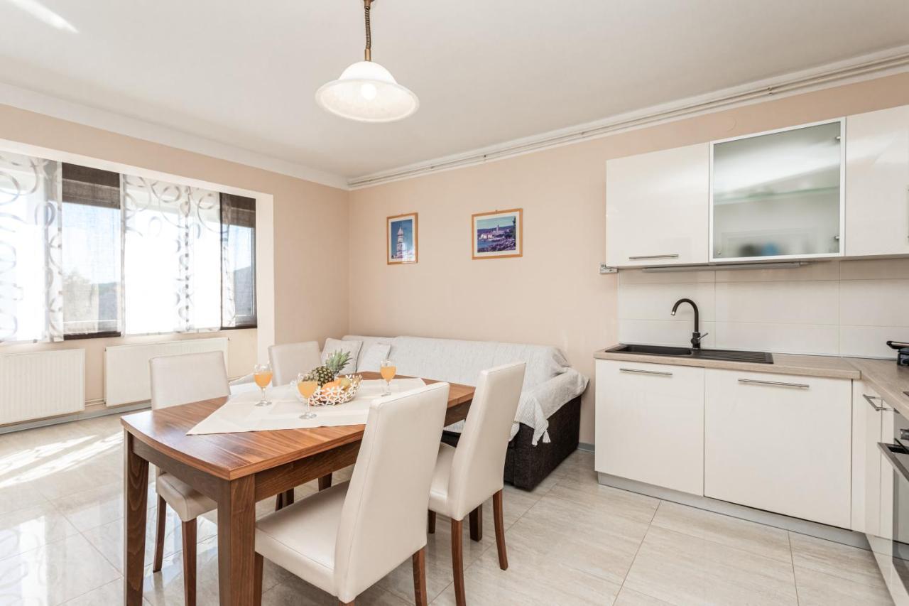 Apartments Villa Ana Кърк Екстериор снимка